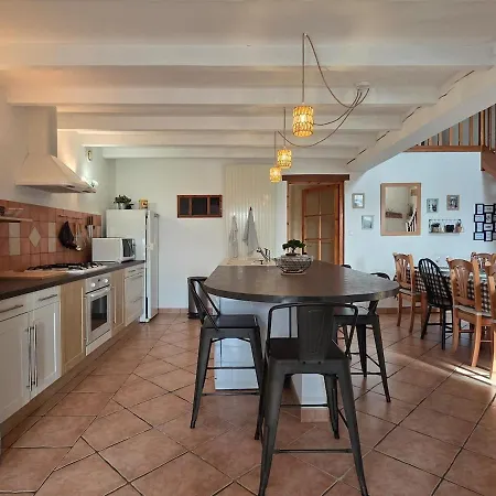 O Nid D'hirondelle Maison Conviviale En Pierres Avec Preau D'ete * Thire