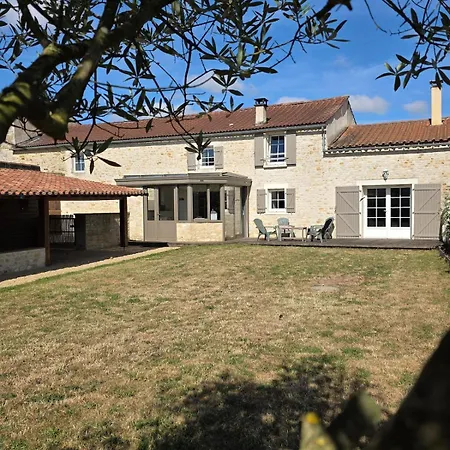 Prázdninový dům O Nid D'hirondelle Maison Conviviale En Pierres Avec Preau D'ete *