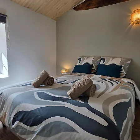 Дом отдыха O Nid D'hirondelle Maison Conviviale En Pierres Avec Preau D'ete *